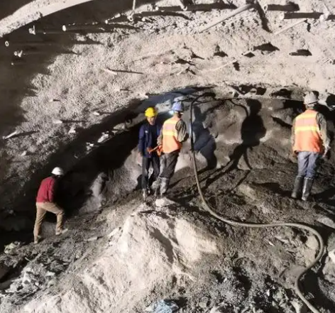 东西湖拱顶带模注浆料的施工流程及注意事项